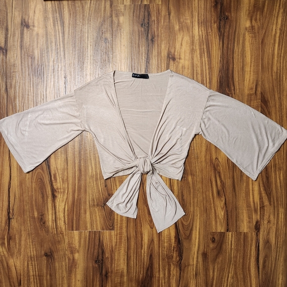 NWOT Brit&Bri Kahki Flowy Tie Half Sleeve Top Size Small - Picture 1 of 5